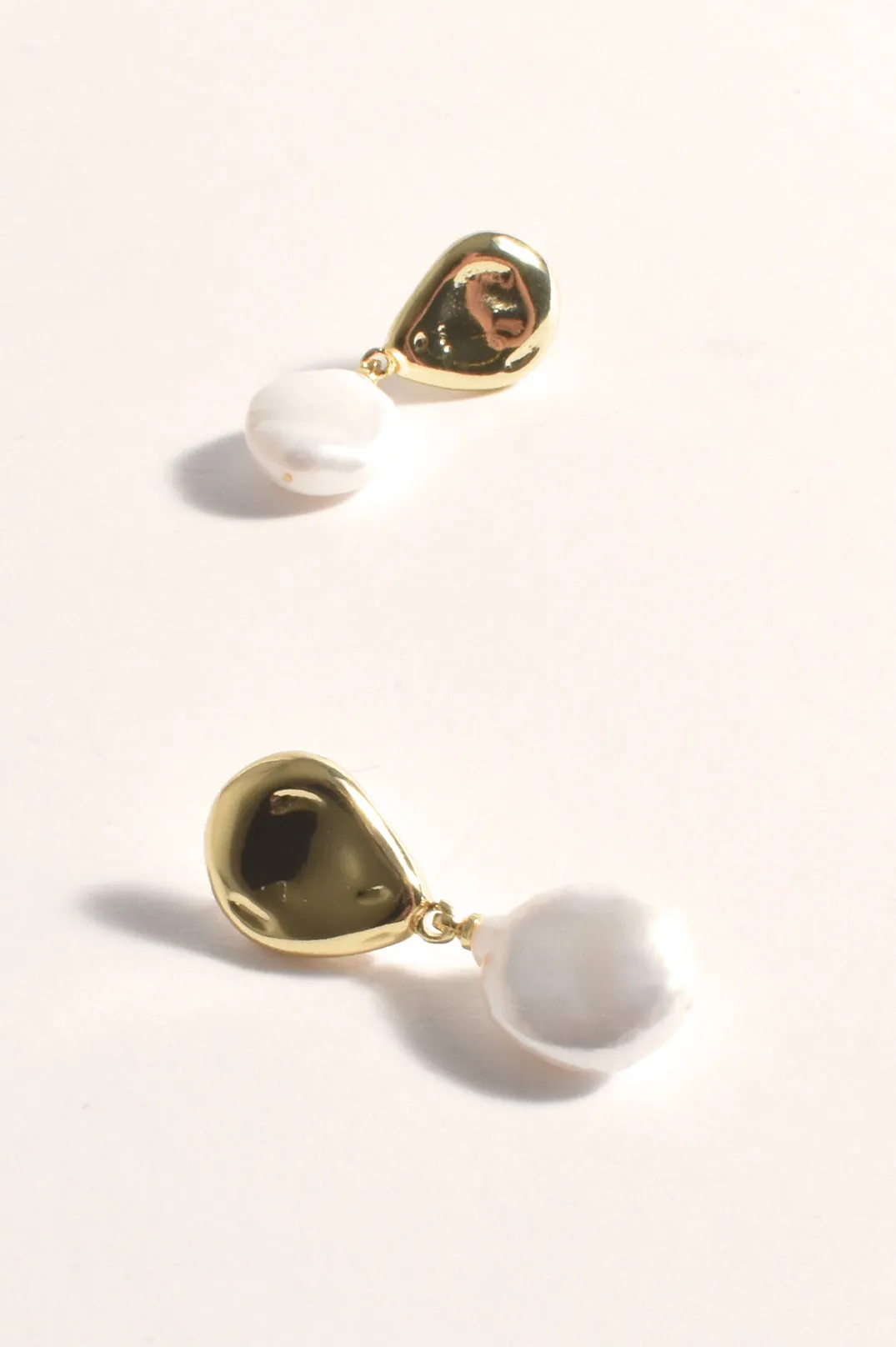 Metal Top Freshwater Pearl Earrings Cream/Gold